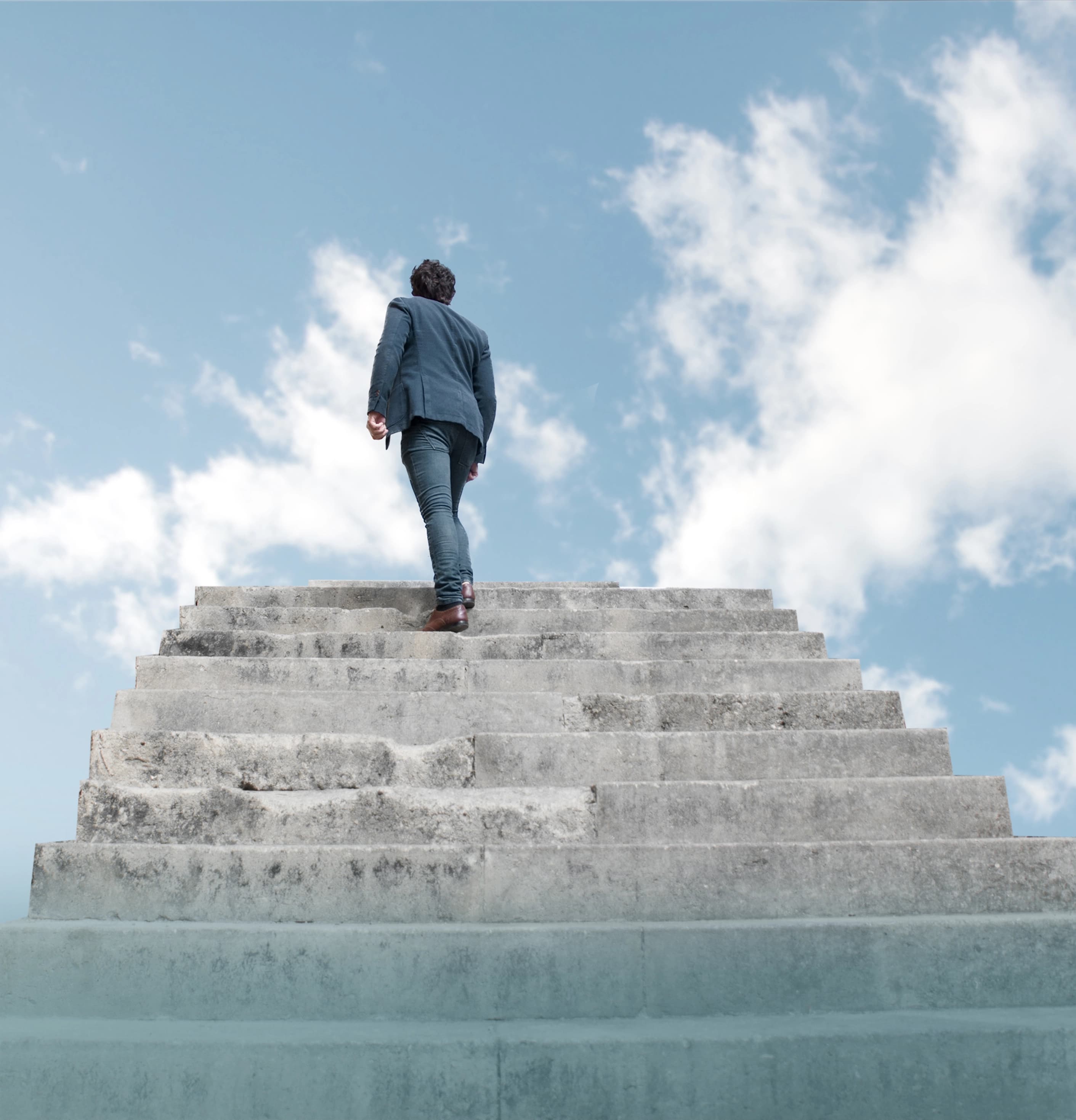 Persona caminando hacia el éxito